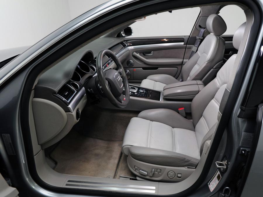 Интерьер Audi S8 (D3) 2008 года  (NA) (фото 14 из 20)